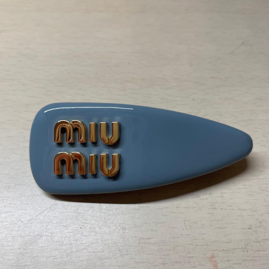 miu miu ロゴ入りヘアピン 水色
