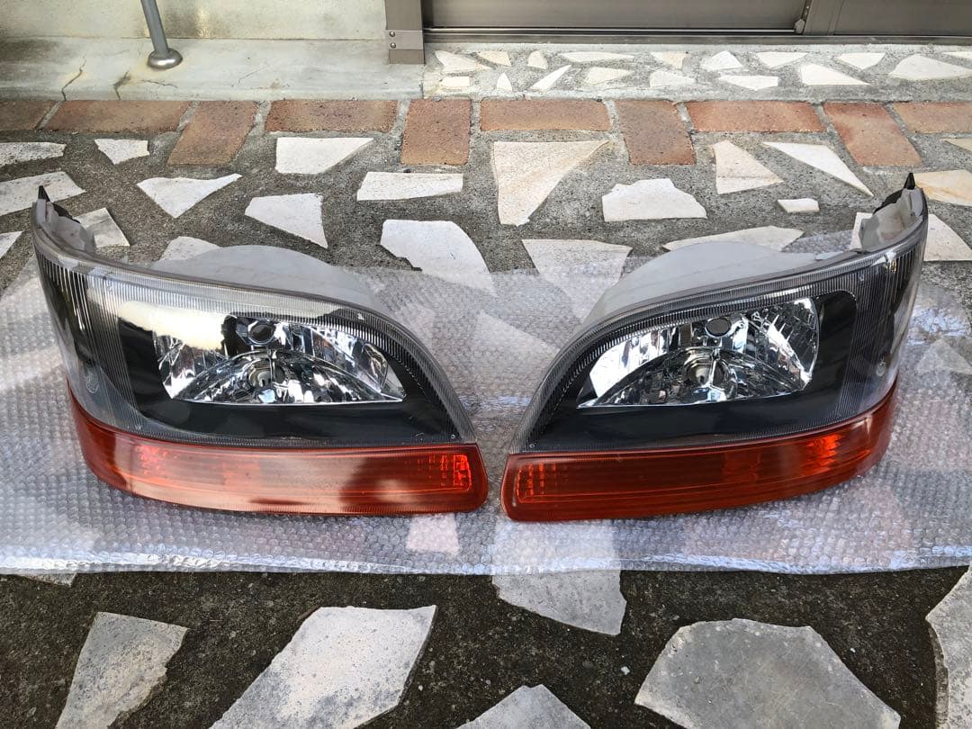 トヨタ ハイエース100系　ヘッドライト　左右セット　ウィンカー付き　LED付き