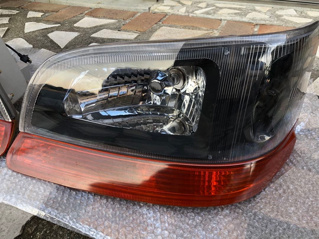 トヨタ ハイエース100系　ヘッドライト　左右セット　ウィンカー付き　LED付き