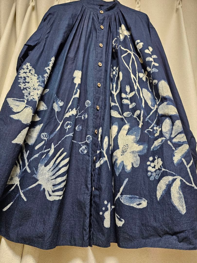 45R 墨絵フラワープリントブラウス（インディゴ）