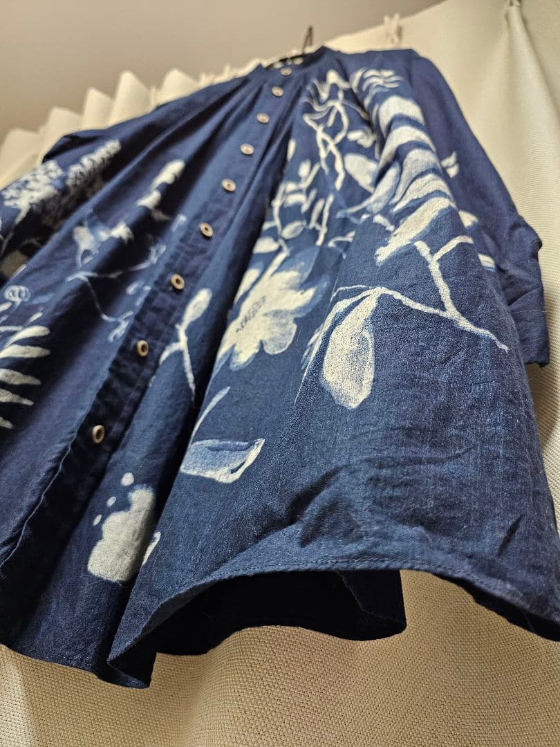 45R 墨絵フラワープリントブラウス（インディゴ）