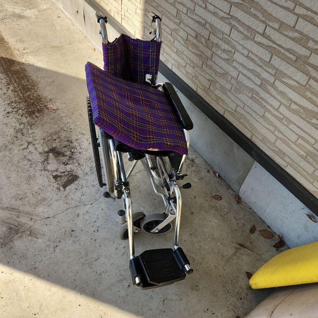 紫色のチェック柄 介助用車椅子