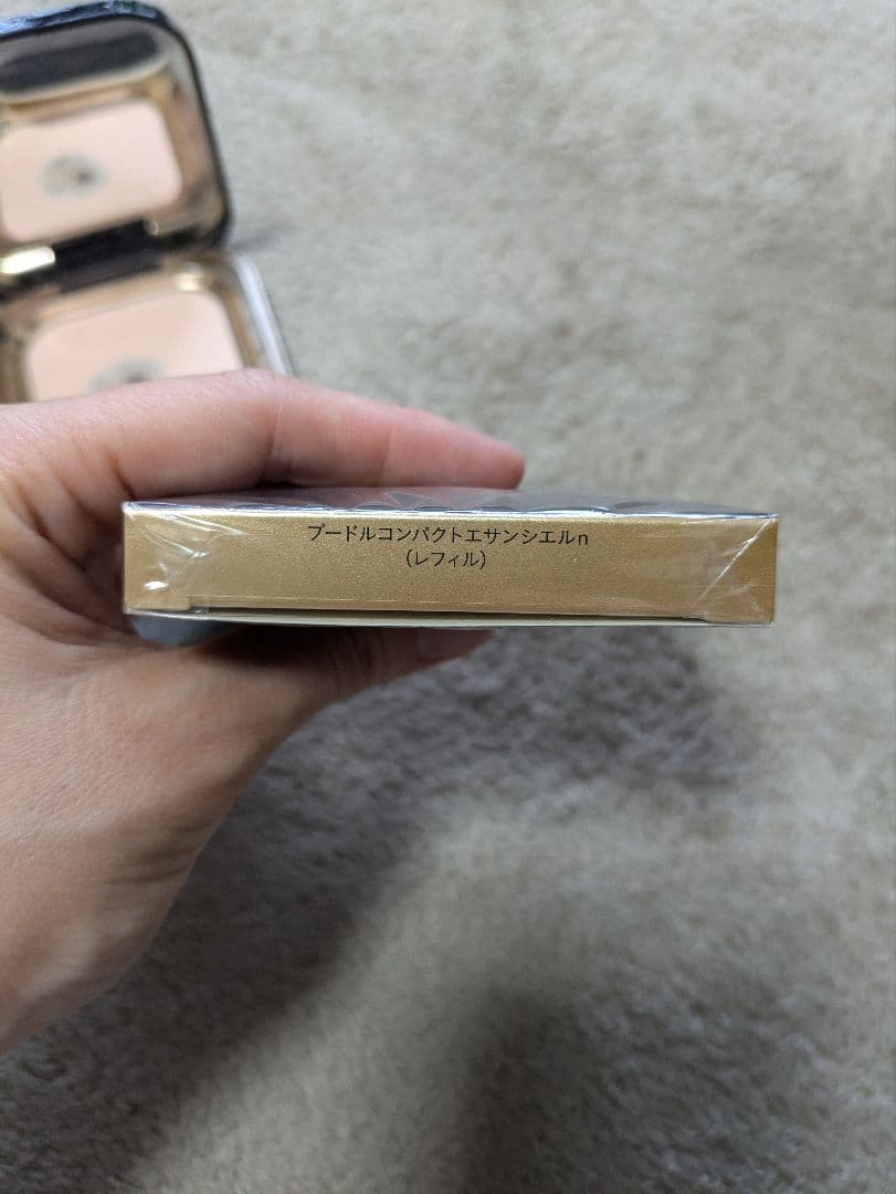 クレ・ド・ポーボーテ　プードルコンパクトエサンシェル　本体とレフィル（新品）