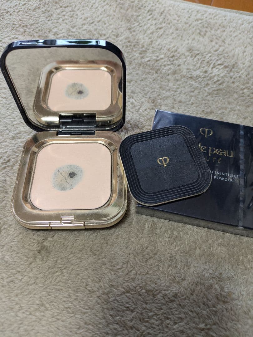 クレ・ド・ポーボーテ　プードルコンパクトエサンシェル　本体とレフィル（新品）