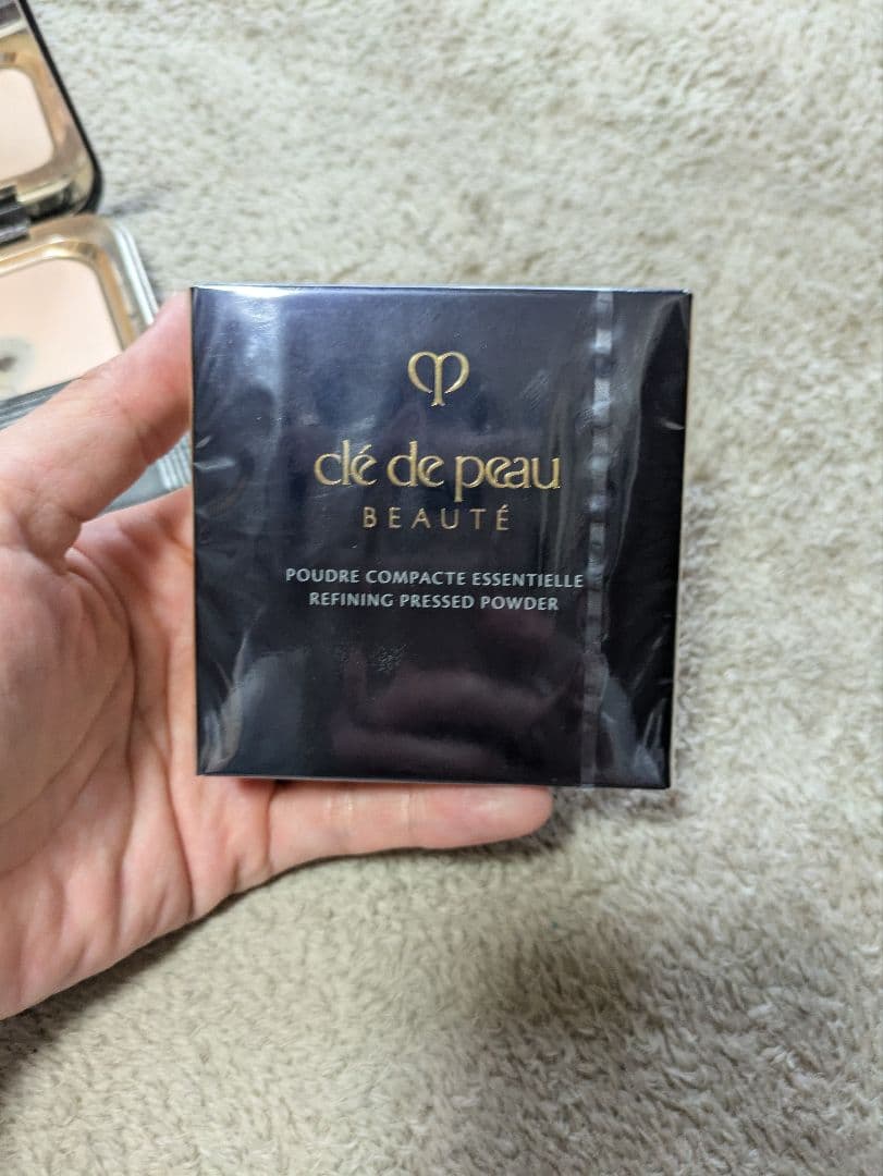 クレ・ド・ポーボーテ　プードルコンパクトエサンシェル　本体とレフィル（新品）