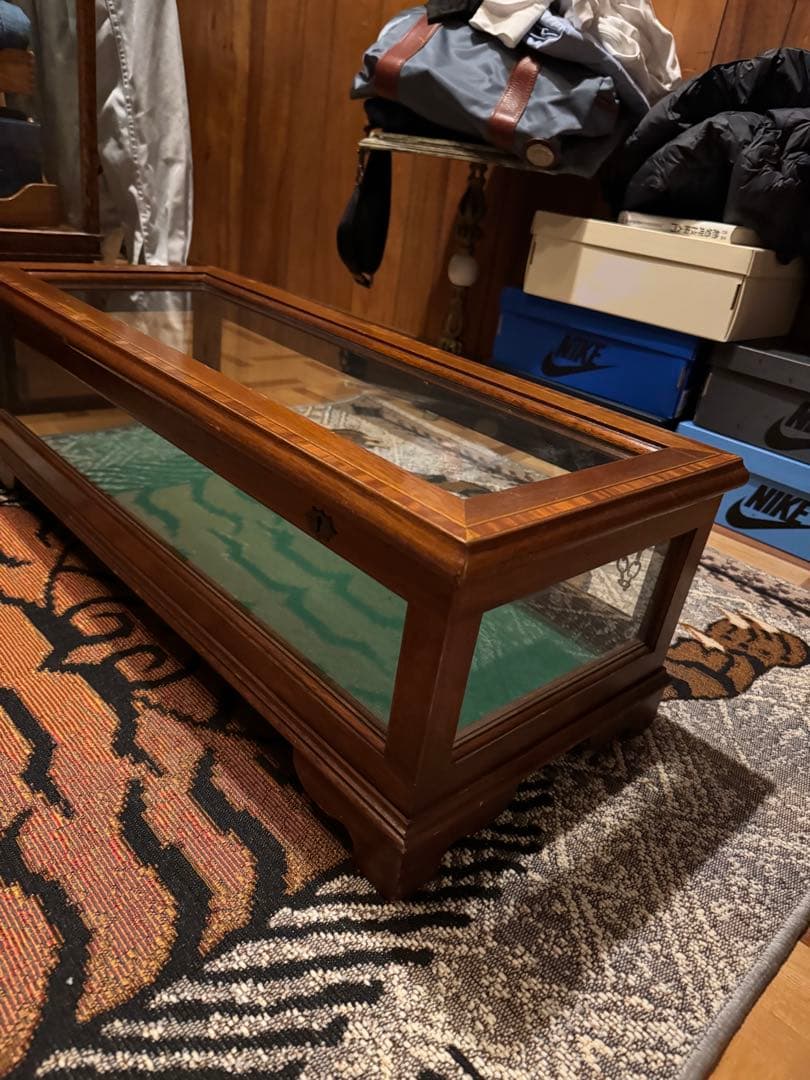 木製とガラスの飾り棚