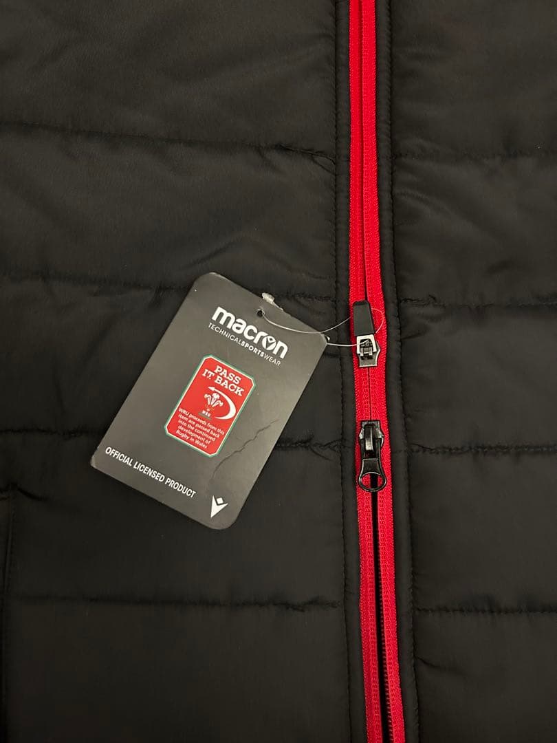 【新品未使用】Macronラグビー　ウェールズ代表　トラベルコート 海外Ｍ