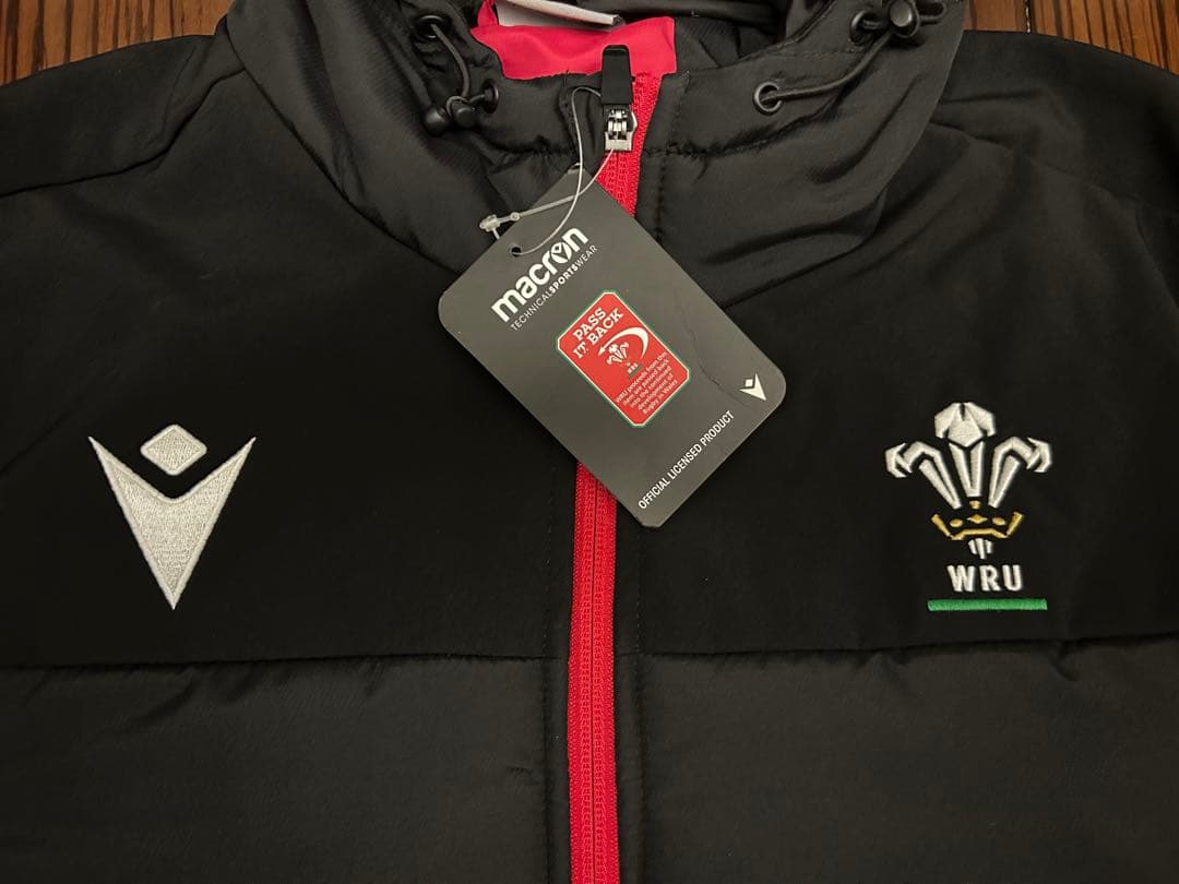 【新品未使用】Macronラグビー　ウェールズ代表　トラベルコート 海外Ｍ