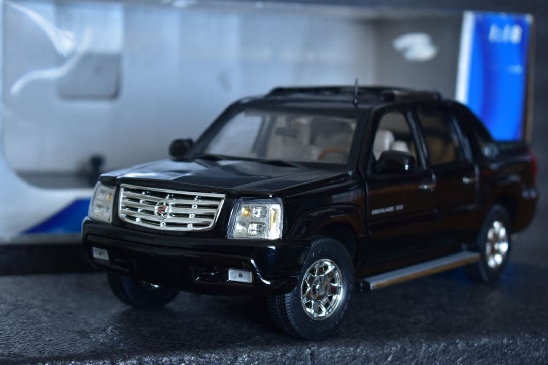 1/18 アンソン キャデラック エスカレード EXT トラック アバランチ