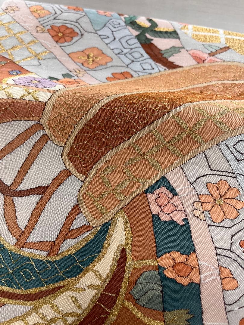 仕立て上がり新品袋帯　薄いグレーに鶴松花宝尽くしなどおめでたい柄　とても可愛い