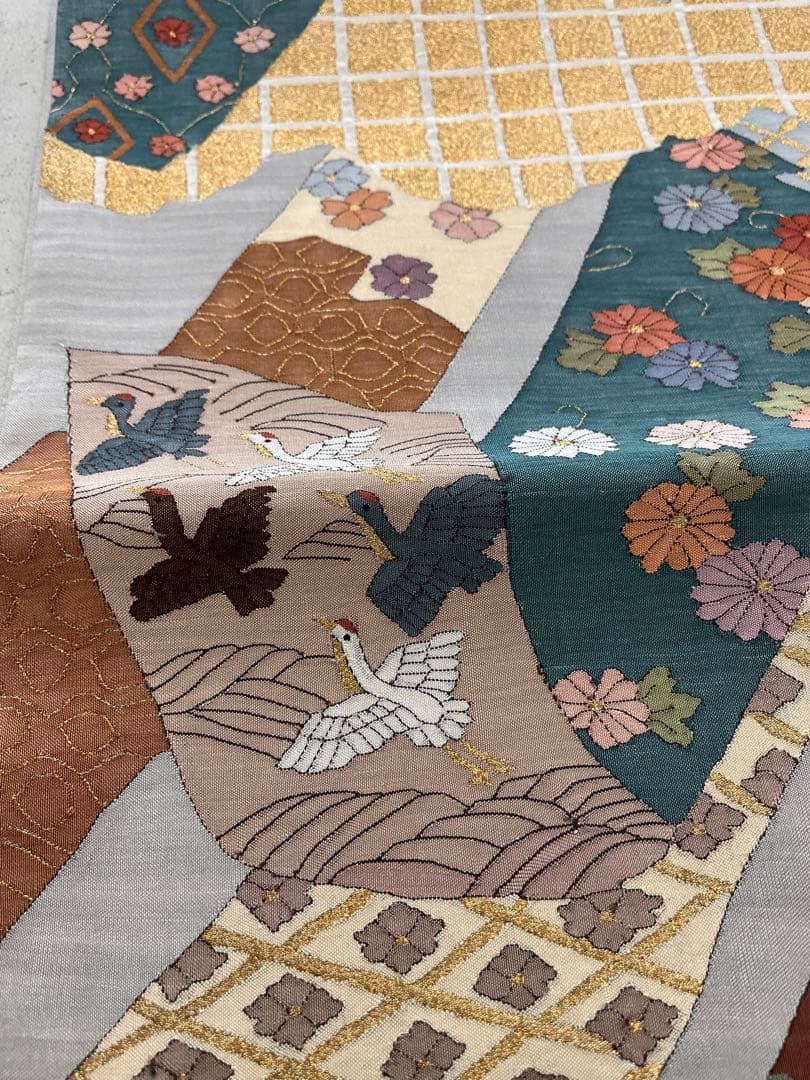 仕立て上がり新品袋帯　薄いグレーに鶴松花宝尽くしなどおめでたい柄　とても可愛い