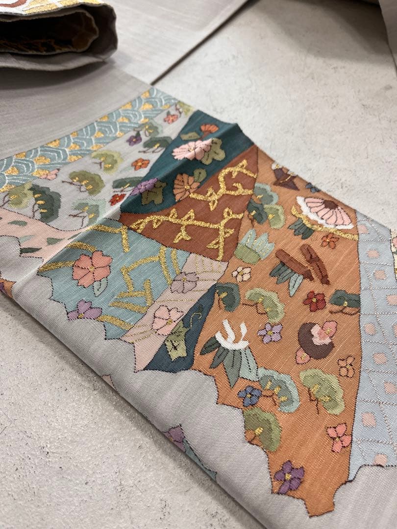 仕立て上がり新品袋帯　薄いグレーに鶴松花宝尽くしなどおめでたい柄　とても可愛い