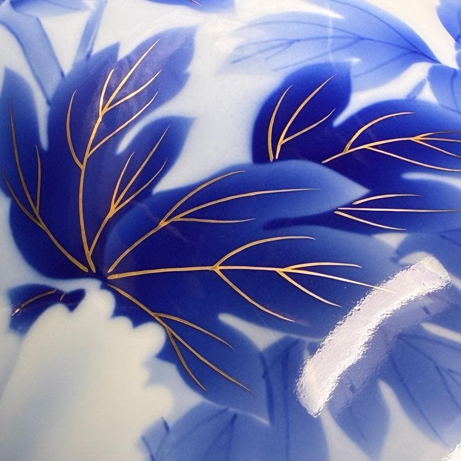 ■宮内庁御用達 深川製磁 大花瓶 38cm 瑠璃牡丹 染付金彩花紋