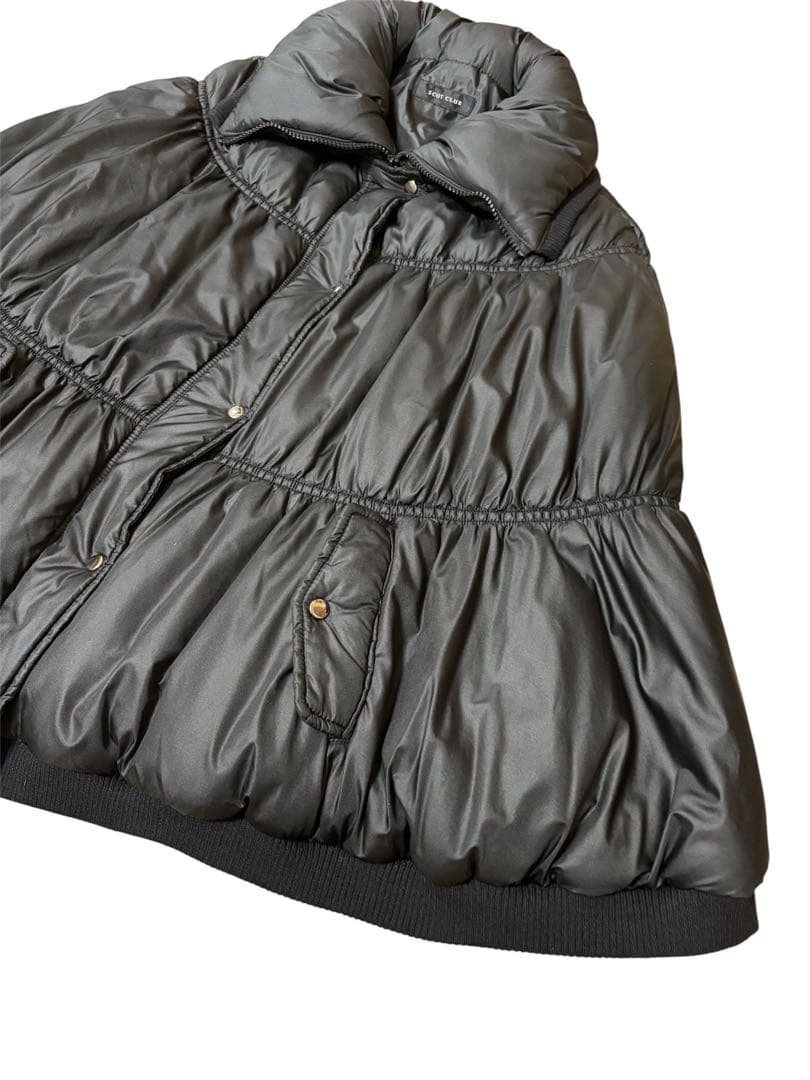 スコットクラブ/ダウン風ポンチョ ケープコート 中綿入 ブラック　女優襟