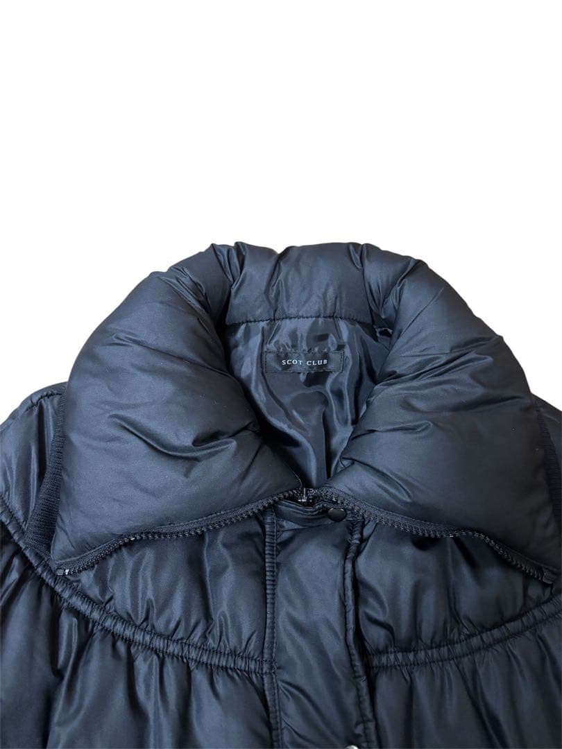 スコットクラブ/ダウン風ポンチョ ケープコート 中綿入 ブラック　女優襟
