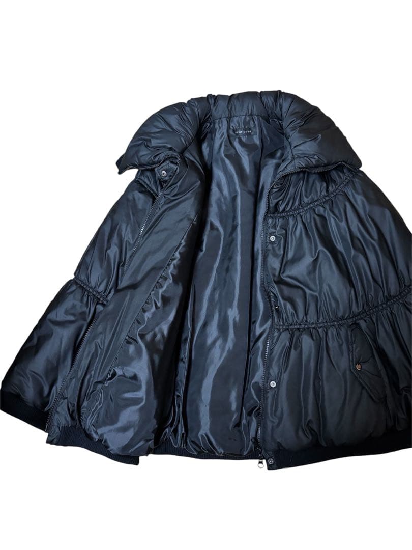 スコットクラブ/ダウン風ポンチョ ケープコート 中綿入 ブラック　女優襟