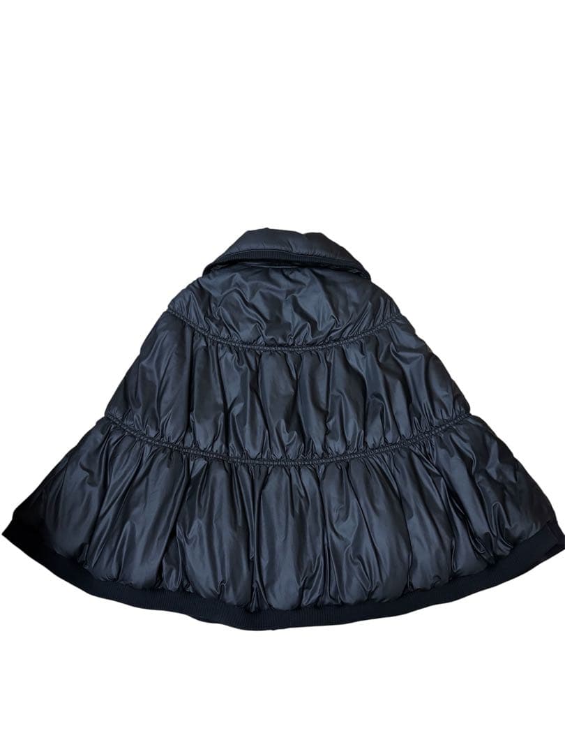 スコットクラブ/ダウン風ポンチョ ケープコート 中綿入 ブラック　女優襟