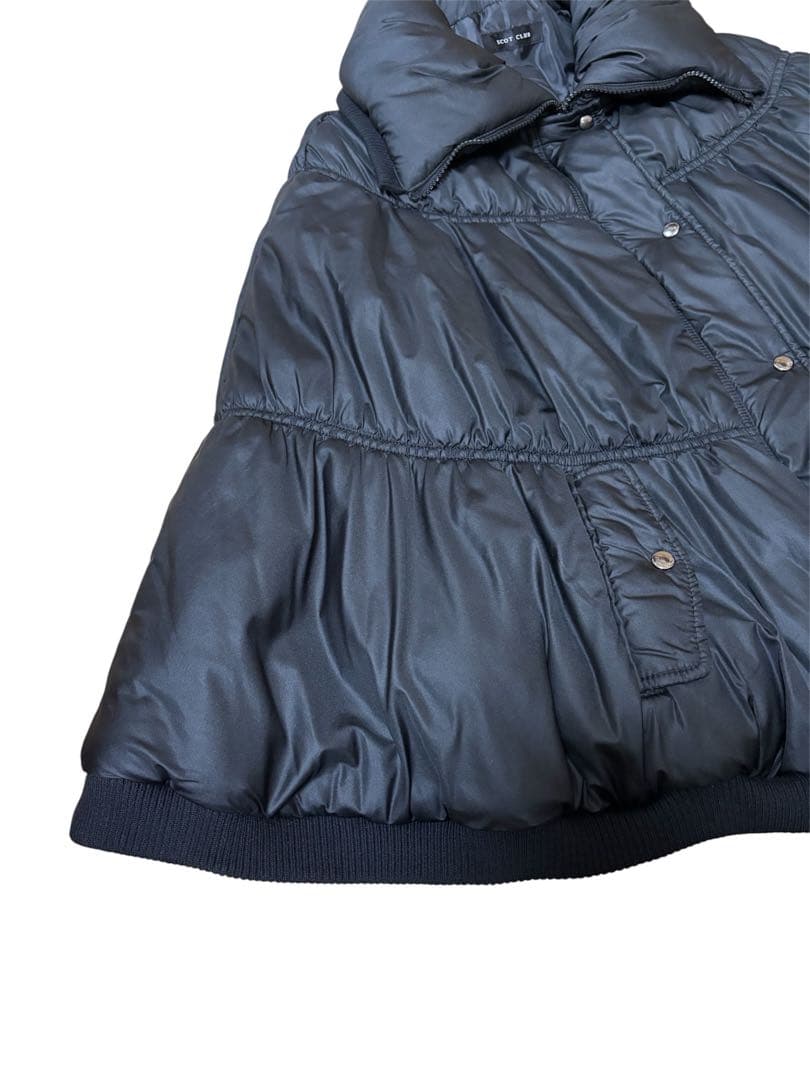 スコットクラブ/ダウン風ポンチョ ケープコート 中綿入 ブラック　女優襟