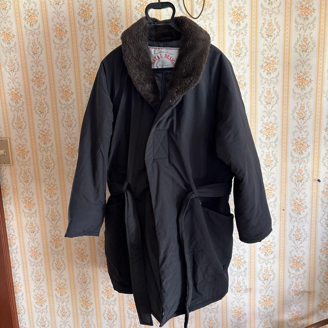ネイタルデザイン　ファー付きブラックベンチコート