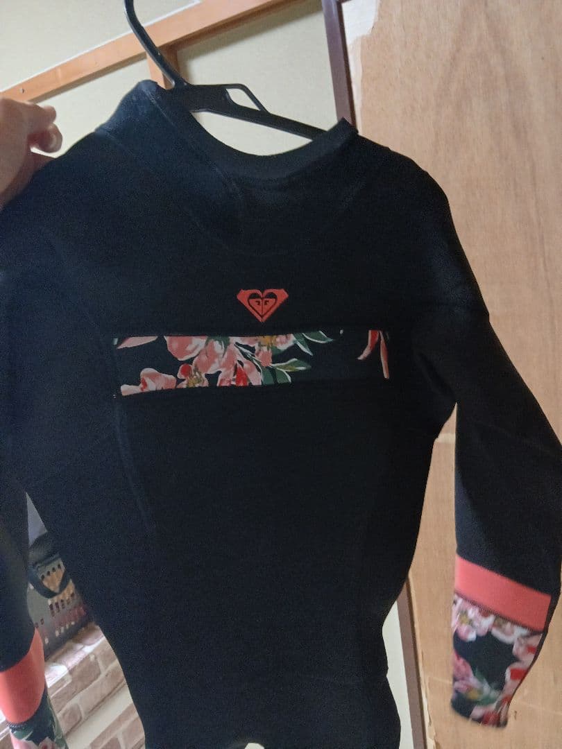 ROXY フルスーツ 黒 花柄