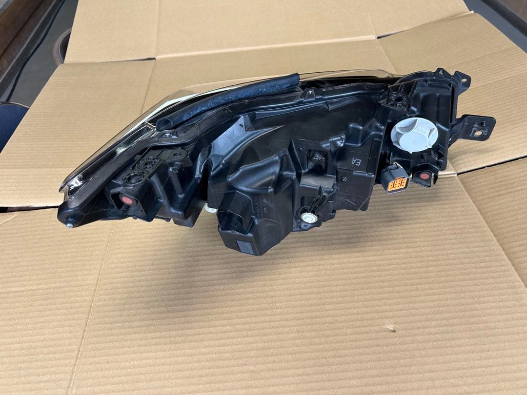 レヴォーグ　VN5 左ヘッドライト