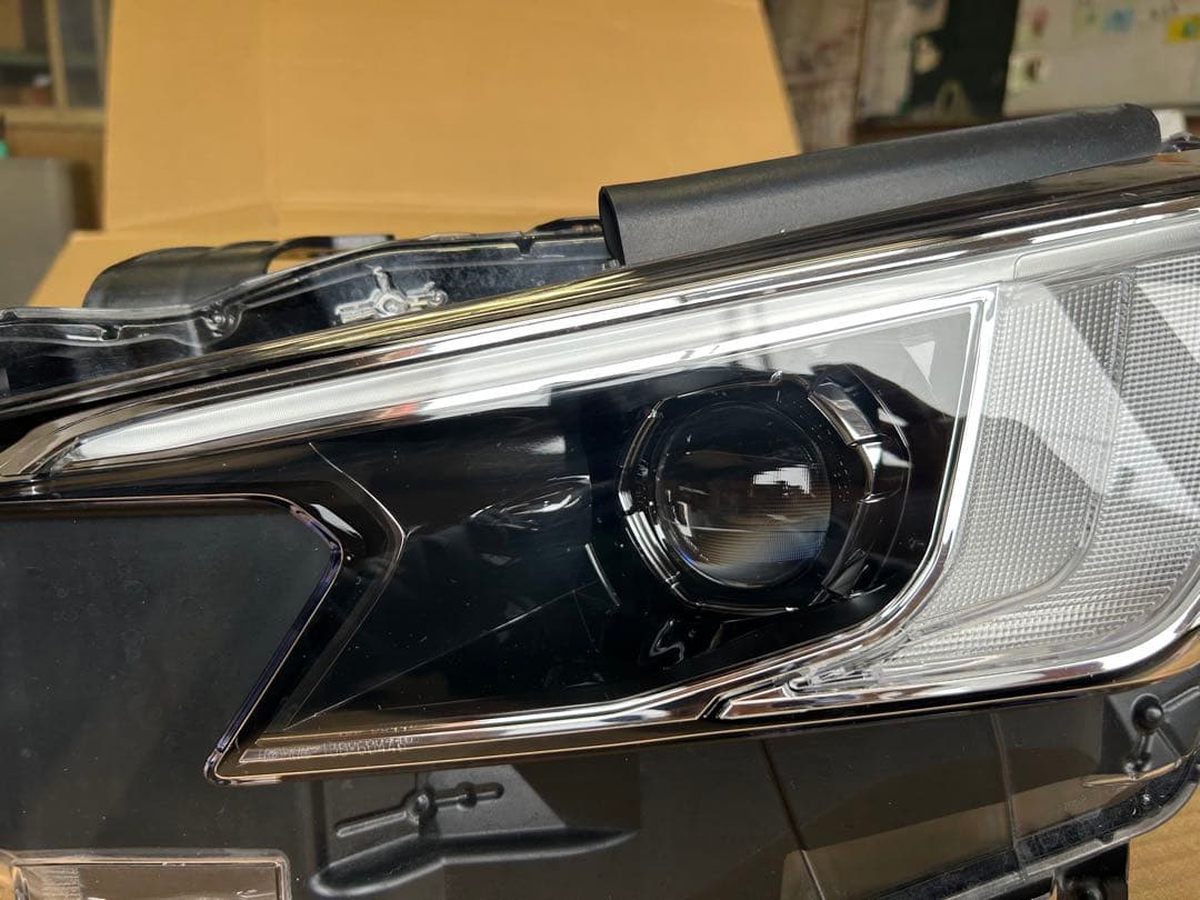 レヴォーグ　VN5 左ヘッドライト