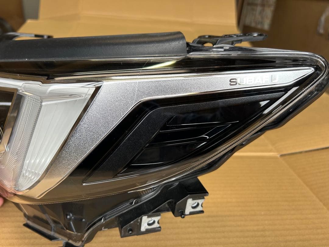 レヴォーグ　VN5 左ヘッドライト