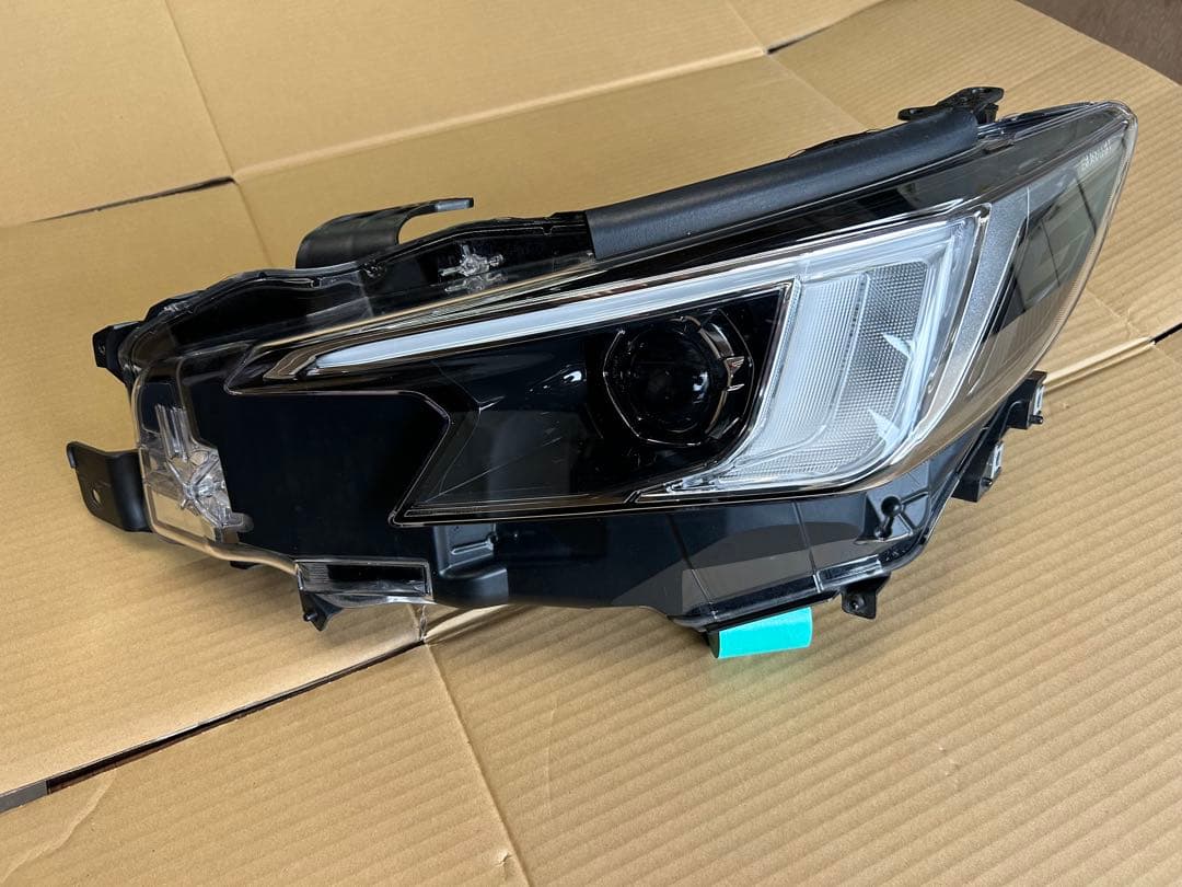 レヴォーグ　VN5 左ヘッドライト