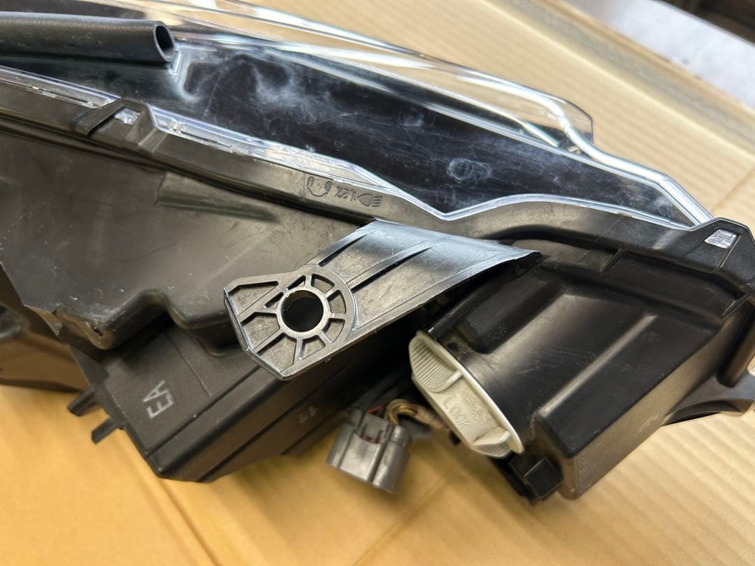 レヴォーグ　VN5 左ヘッドライト