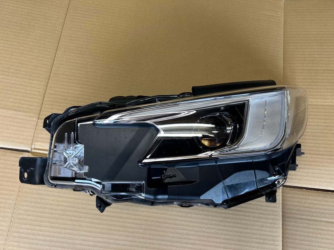 レヴォーグ　VN5 左ヘッドライト