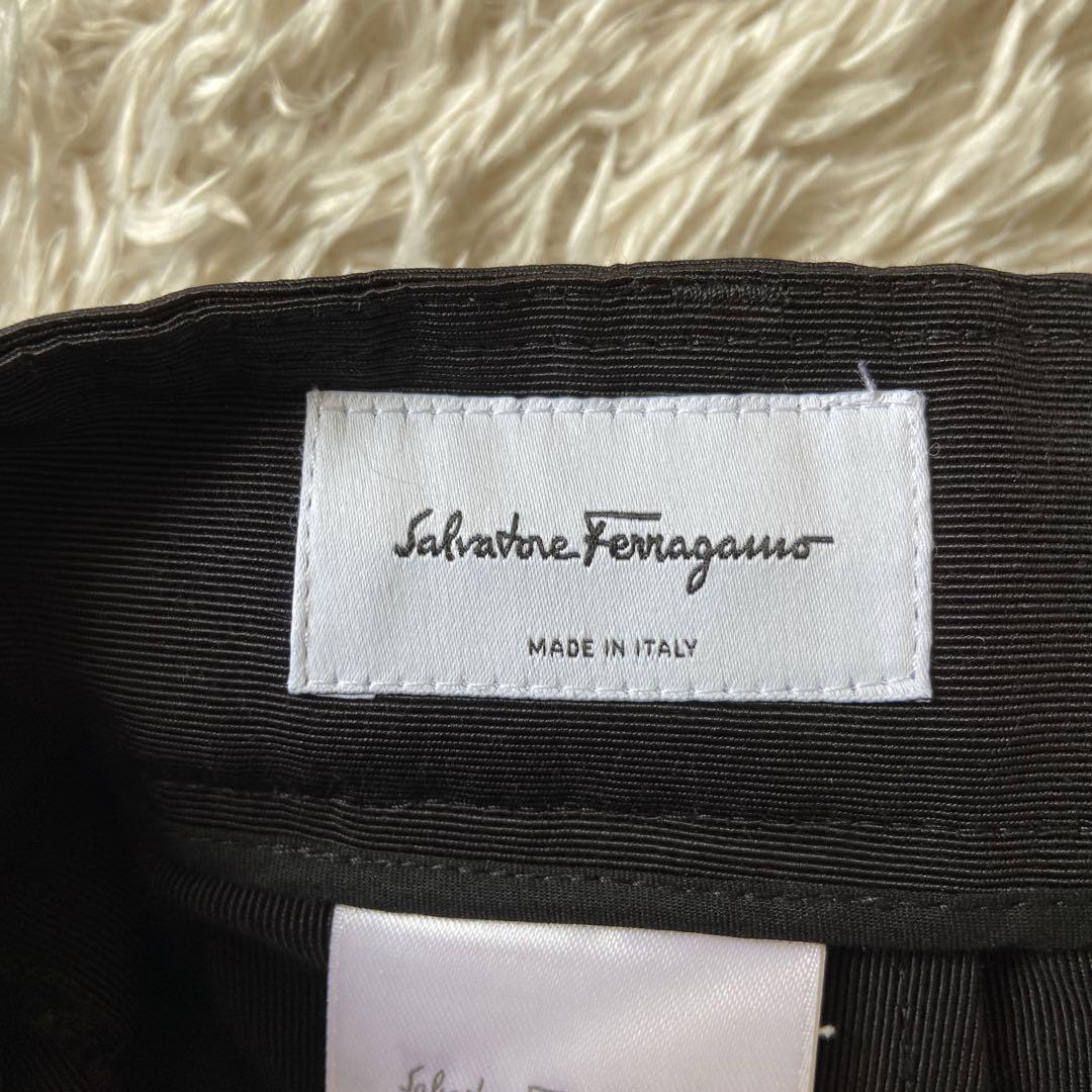 近年　美品　フェラガモ　コットンシルクハーフパンツ　タック　膝下丈　38M位　黒