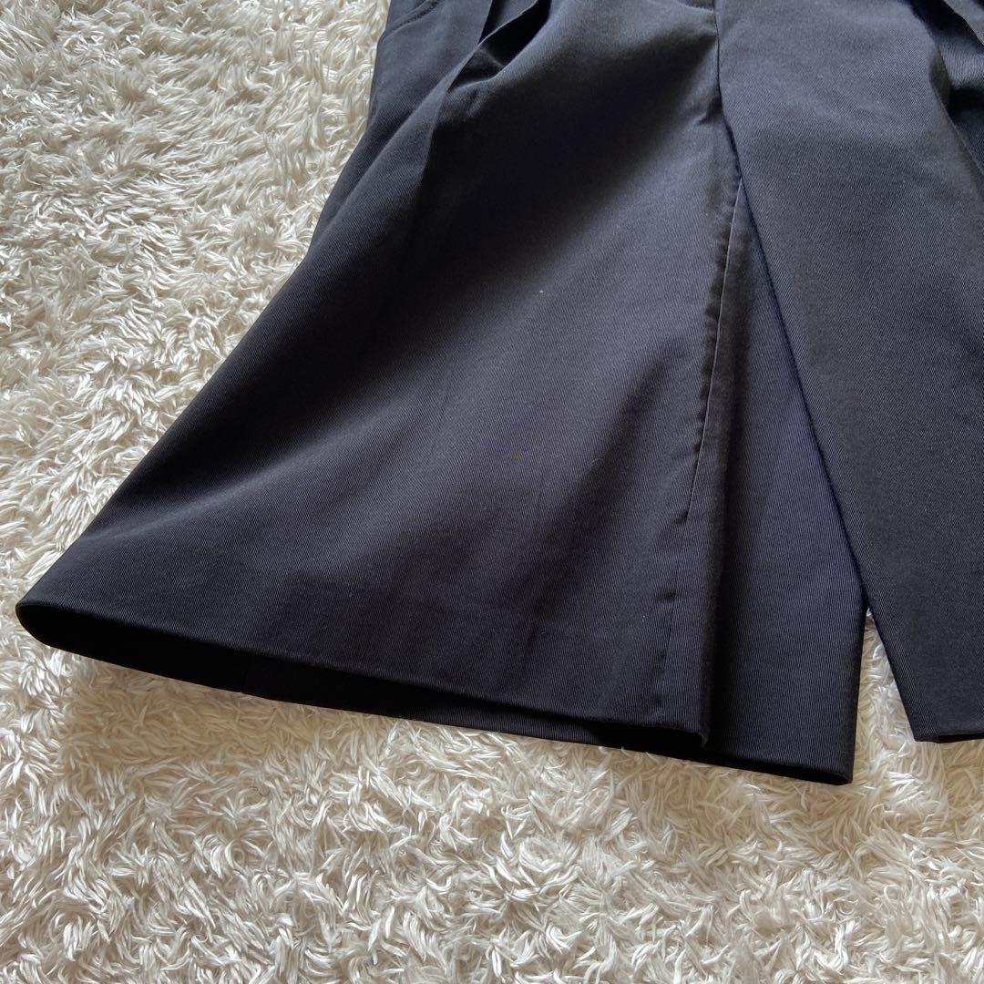 近年　美品　フェラガモ　コットンシルクハーフパンツ　タック　膝下丈　38M位　黒