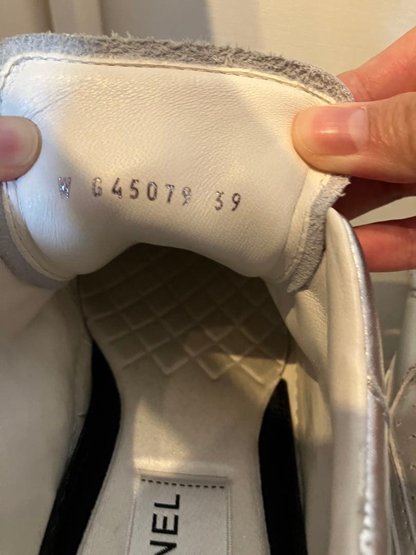 CHANEL シルバー スニーカー 39