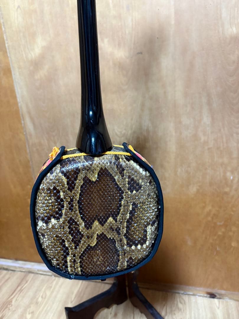 沖縄三線 本蛇皮｜約30年物｜木製スタンド付き｜現状品