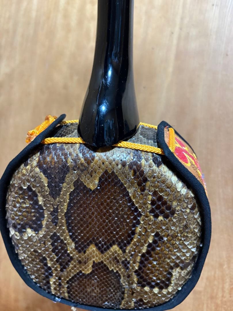 沖縄三線 本蛇皮｜約30年物｜木製スタンド付き｜現状品