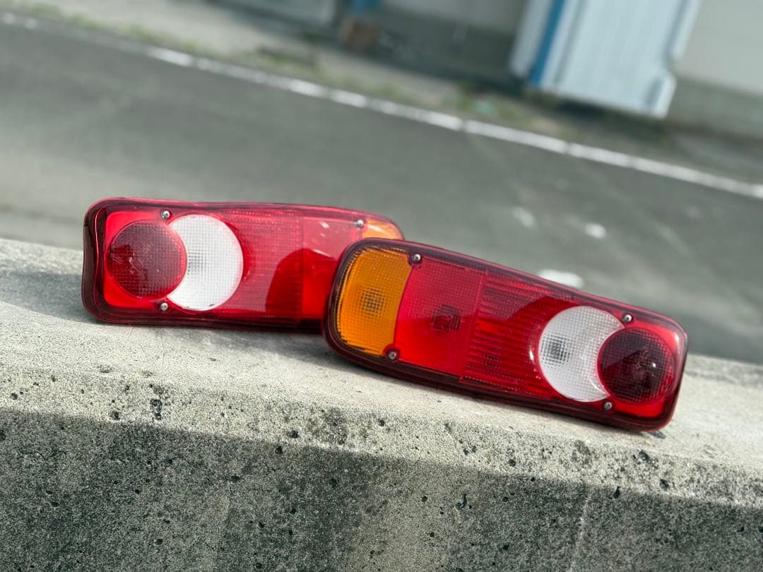 UDトラック（クオン）純正テールランプ左右 8個のセット
