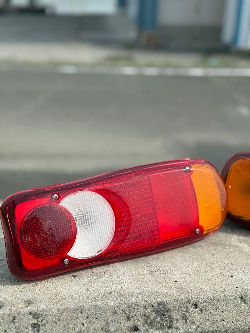 UDトラック（クオン）純正テールランプ左右 8個のセット