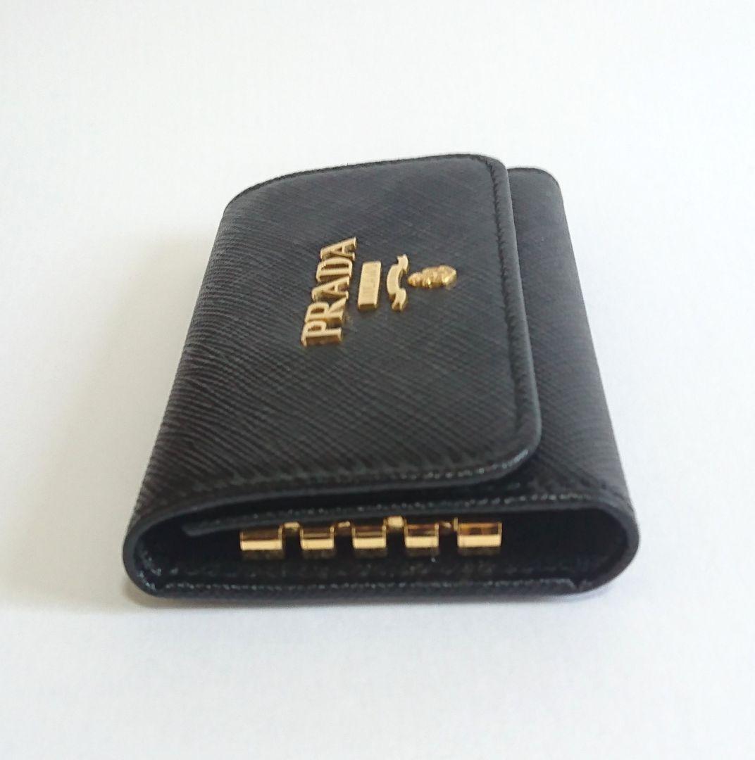 ぽんさん 未使用 PRADA✨4連 キーケース サフィアーノレザー ゴールドロゴ