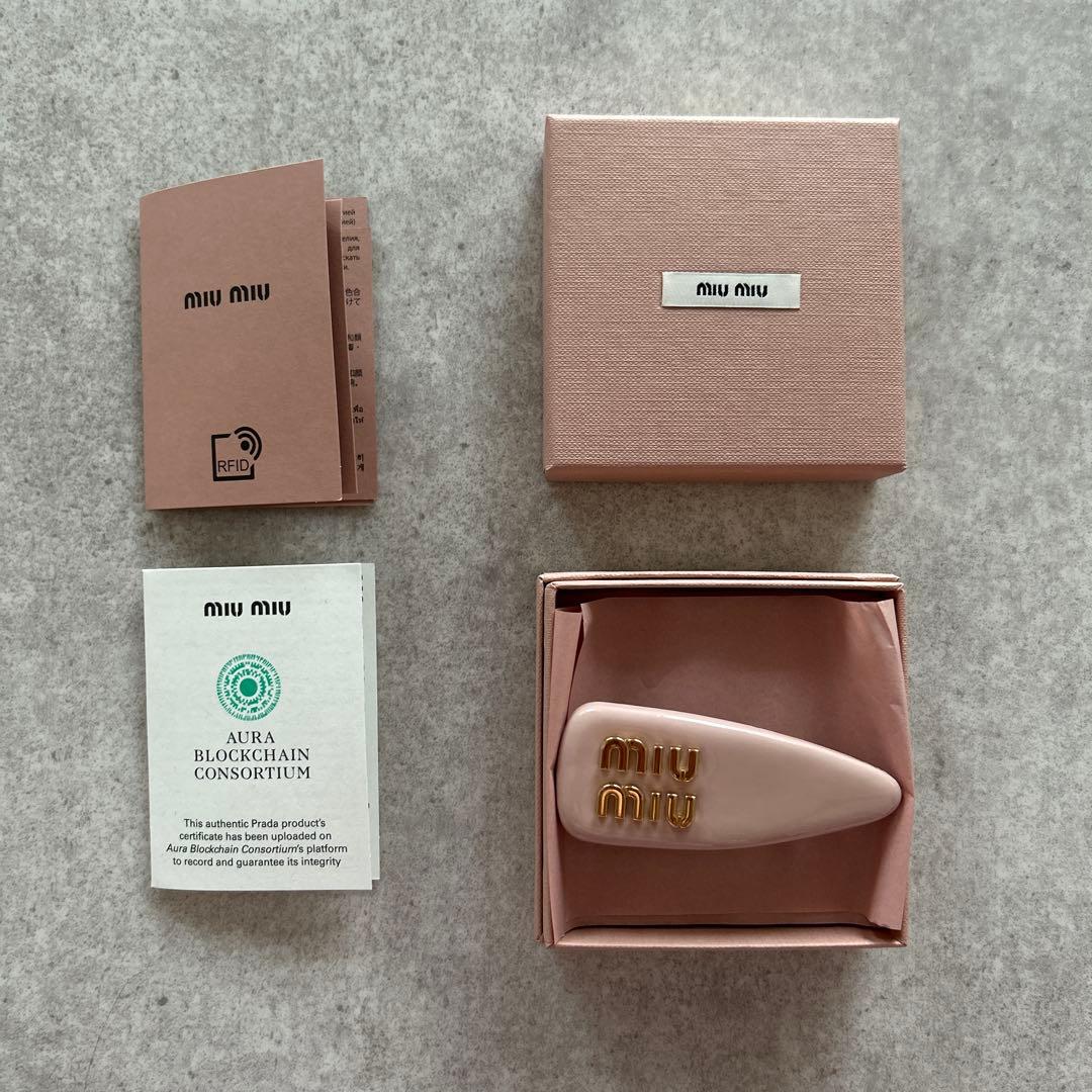 miu miu ロゴ入りヘアピン ピンク