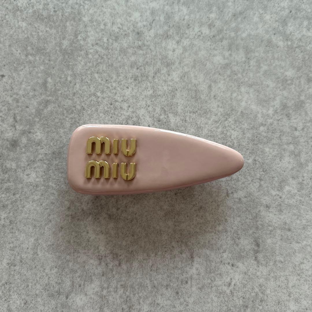 miu miu ロゴ入りヘアピン ピンク