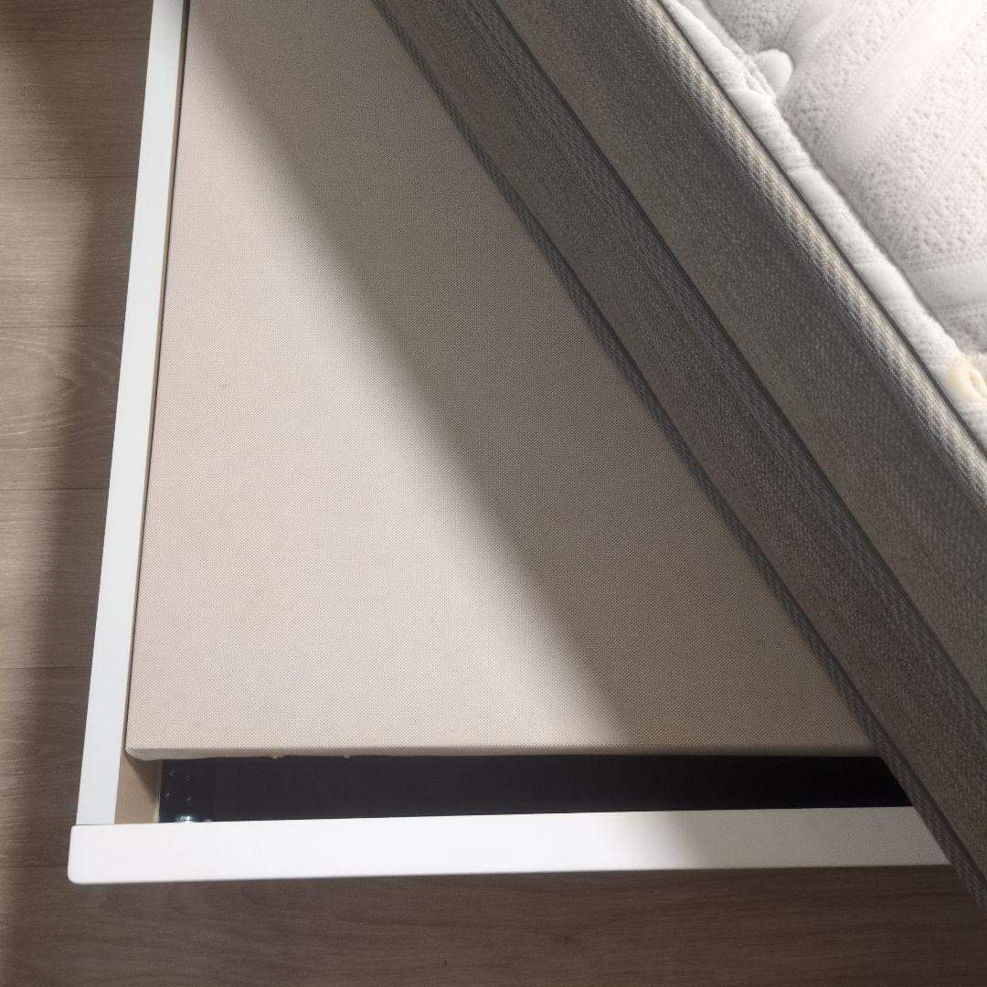 ニトリ　クイーンサイズベッドフレーム (マットレス付き)