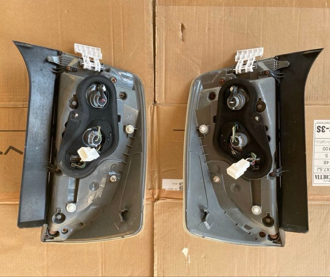 プリウスZVW30後期 純正テールランプ・全灯化仕様