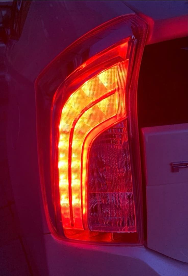 プリウスZVW30後期 純正テールランプ・全灯化仕様