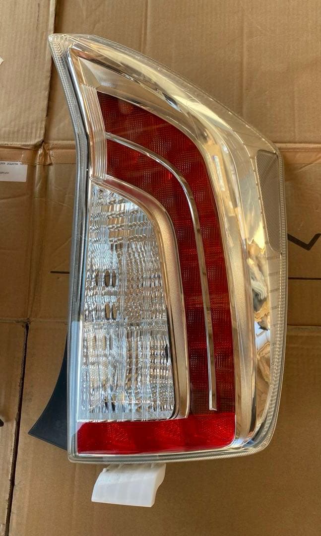 プリウスZVW30後期 純正テールランプ・全灯化仕様