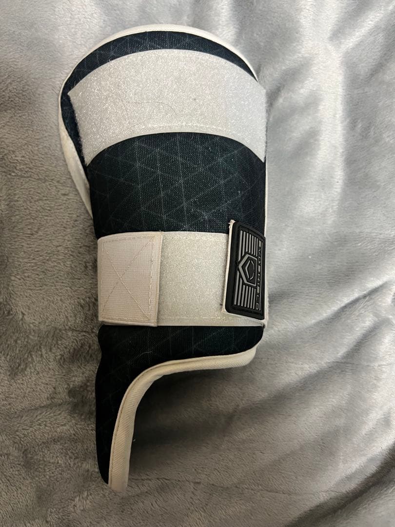 MLB エルボーガード ブラック ホワイト　マークなし高校野球対応