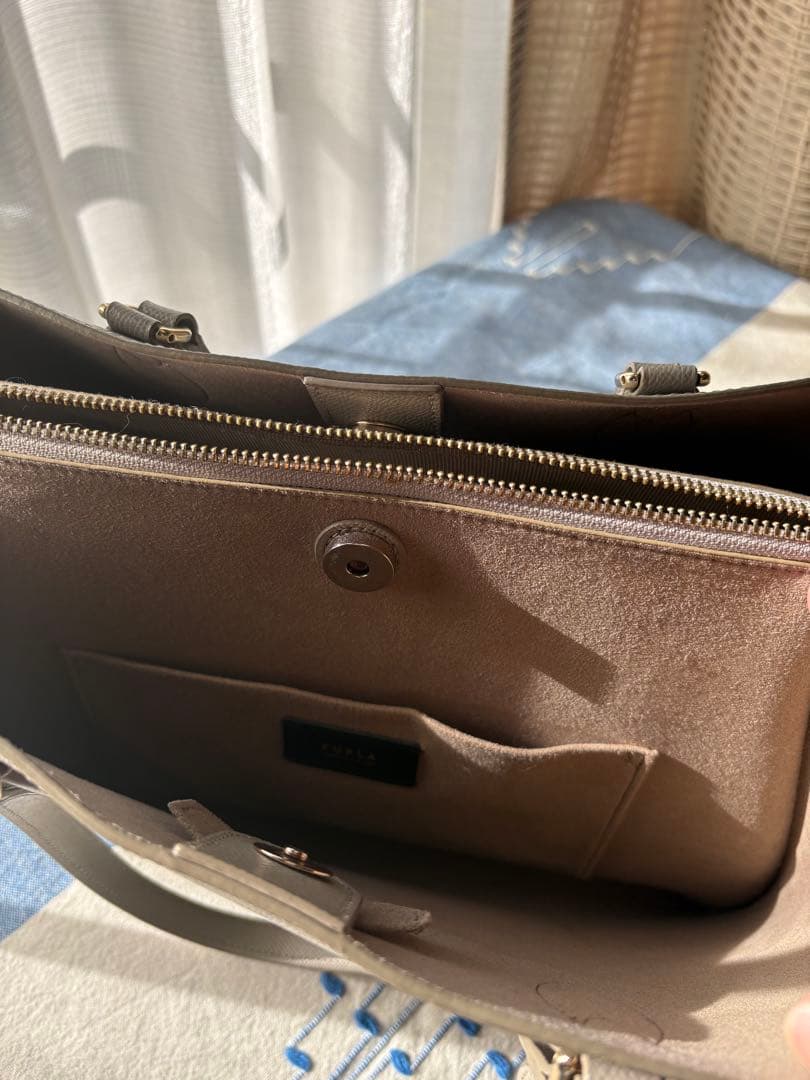 FURLA グレー ベージュレザートートバッグA 4対応サイズ