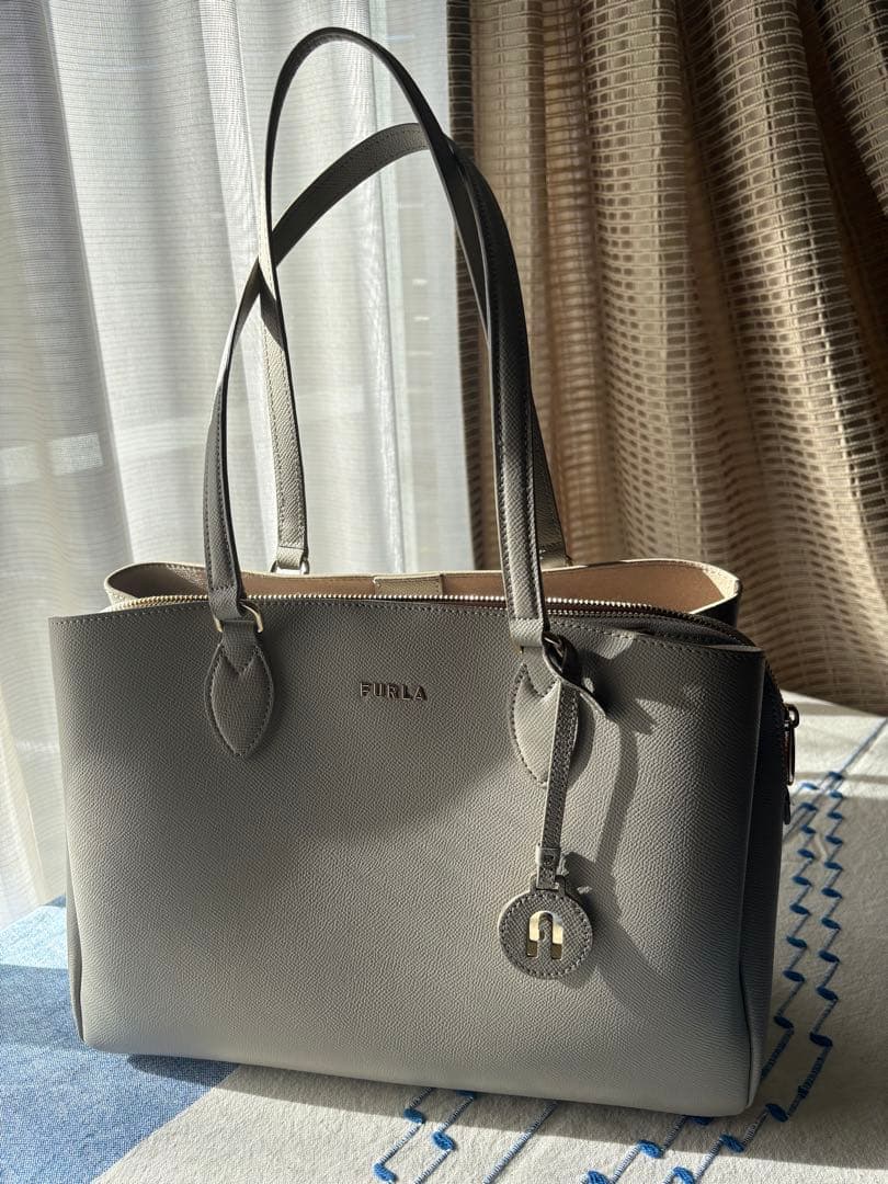 FURLA グレー ベージュレザートートバッグA 4対応サイズ