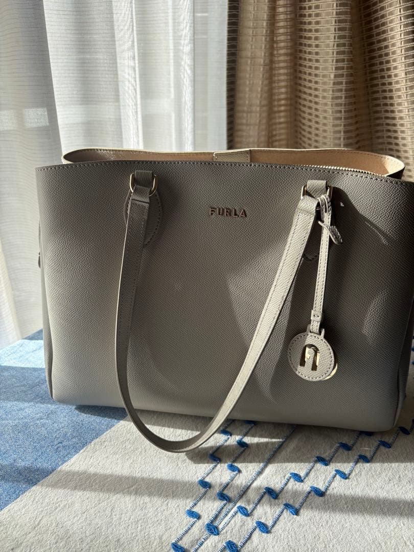 FURLA グレー ベージュレザートートバッグA 4対応サイズ
