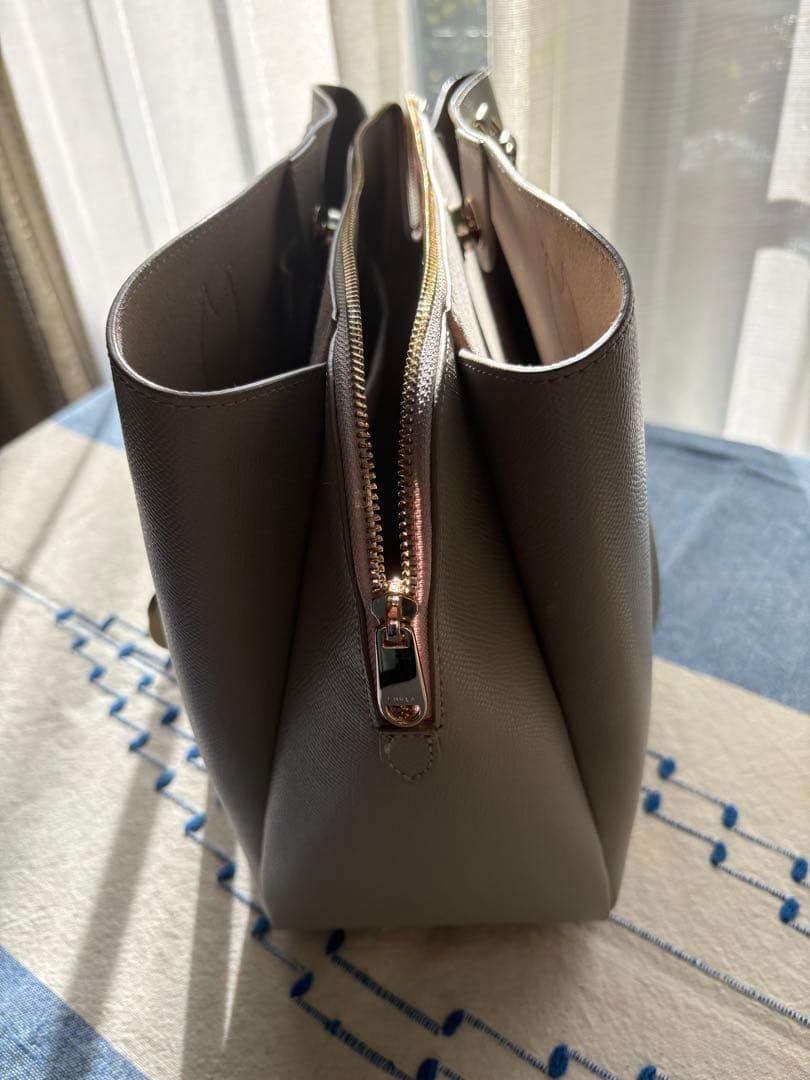 FURLA グレー ベージュレザートートバッグA 4対応サイズ