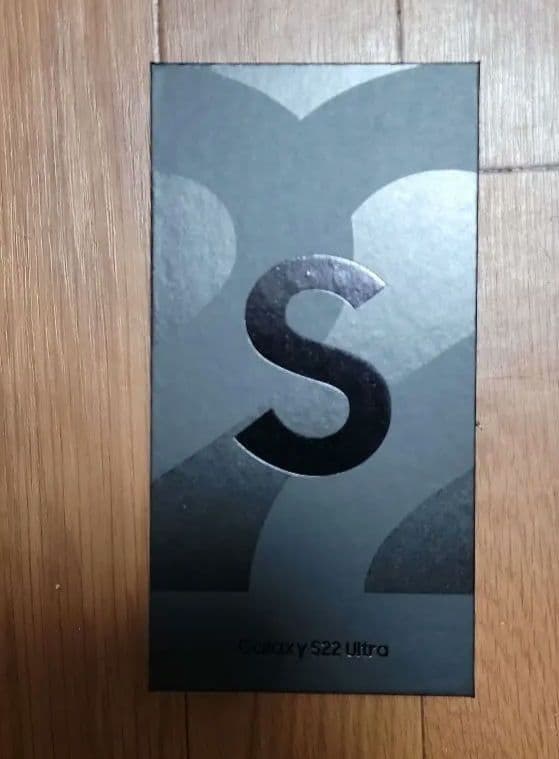 Galaxy　s22ultra simフリーおまけ付き。